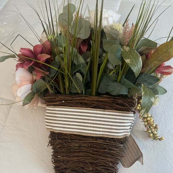 Handmade basket floral arrangement - Picture 3 of 4